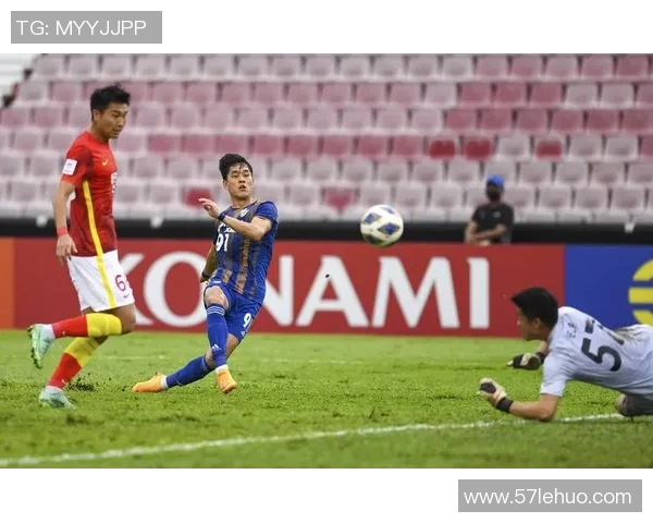 深入分析广州足球队的运营策略与战术布局探讨